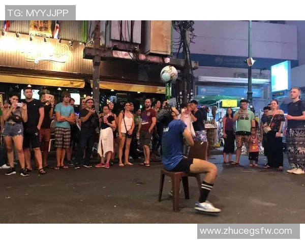 足球明星化身路人街头踢球惊现球技引围观热潮