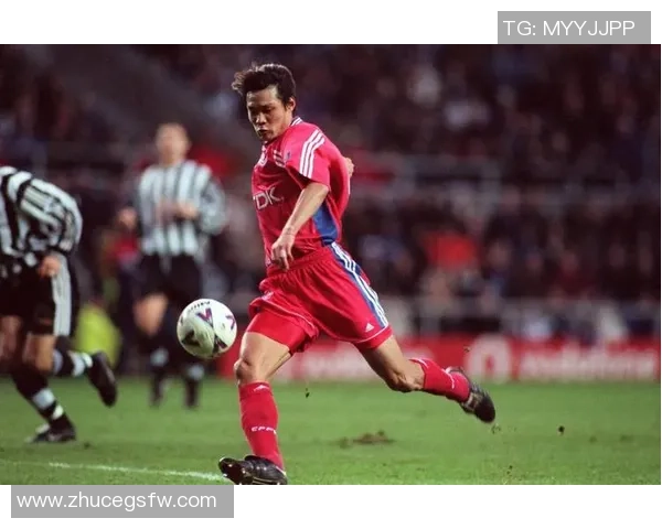 足球明星带球动作精彩瞬间展现球场魅力与技术之美 足球明星带球动作精彩瞬间展现球场魅力与技术之美